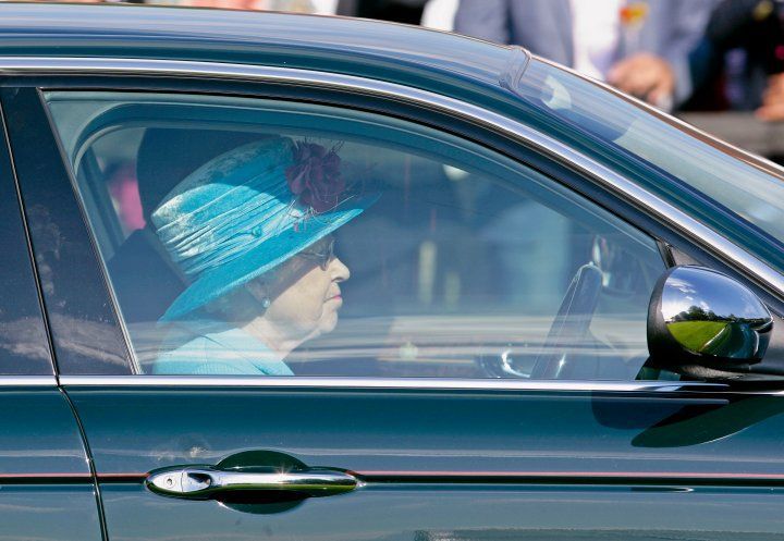 La reina Isabel II conduce su Jaguar