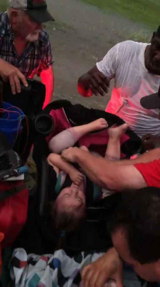 #Video Hombres salvan a niños de morir ahogados en Texas - rescates-niños-texas-2