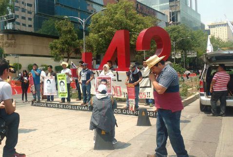 Padres de los 43 se reunen con autoridades federales