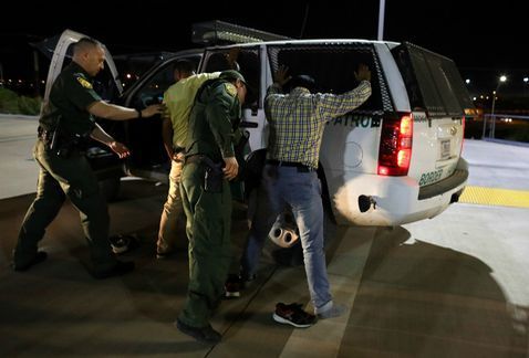 Detienen a 188 migrantes tras operativo en Los Ángeles