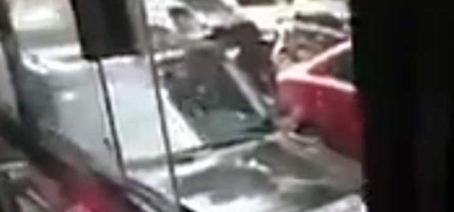 #Video Robo a conductor de camioneta de lujo