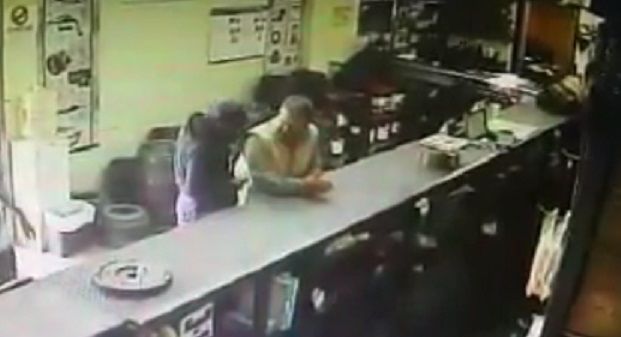 #Video Asaltan a hombre en negocio de Ensenada