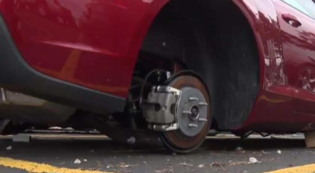 Detienen a ladrones que robaban llantas en la Condesa