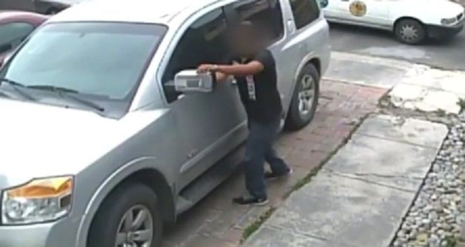 #Video Sujeto roba espejo de camioneta en segundos