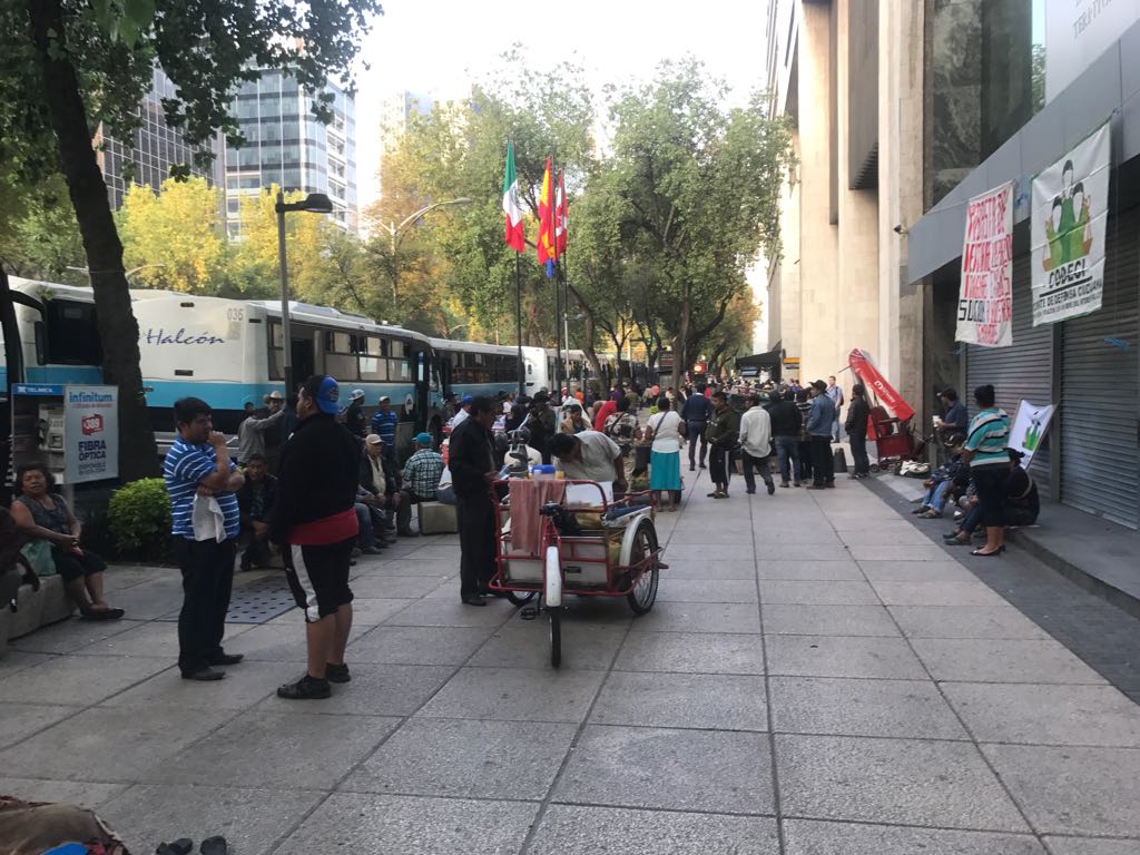 Manifestantes cierran Reforma frente a la SEDATU - sedatu-manifestantes