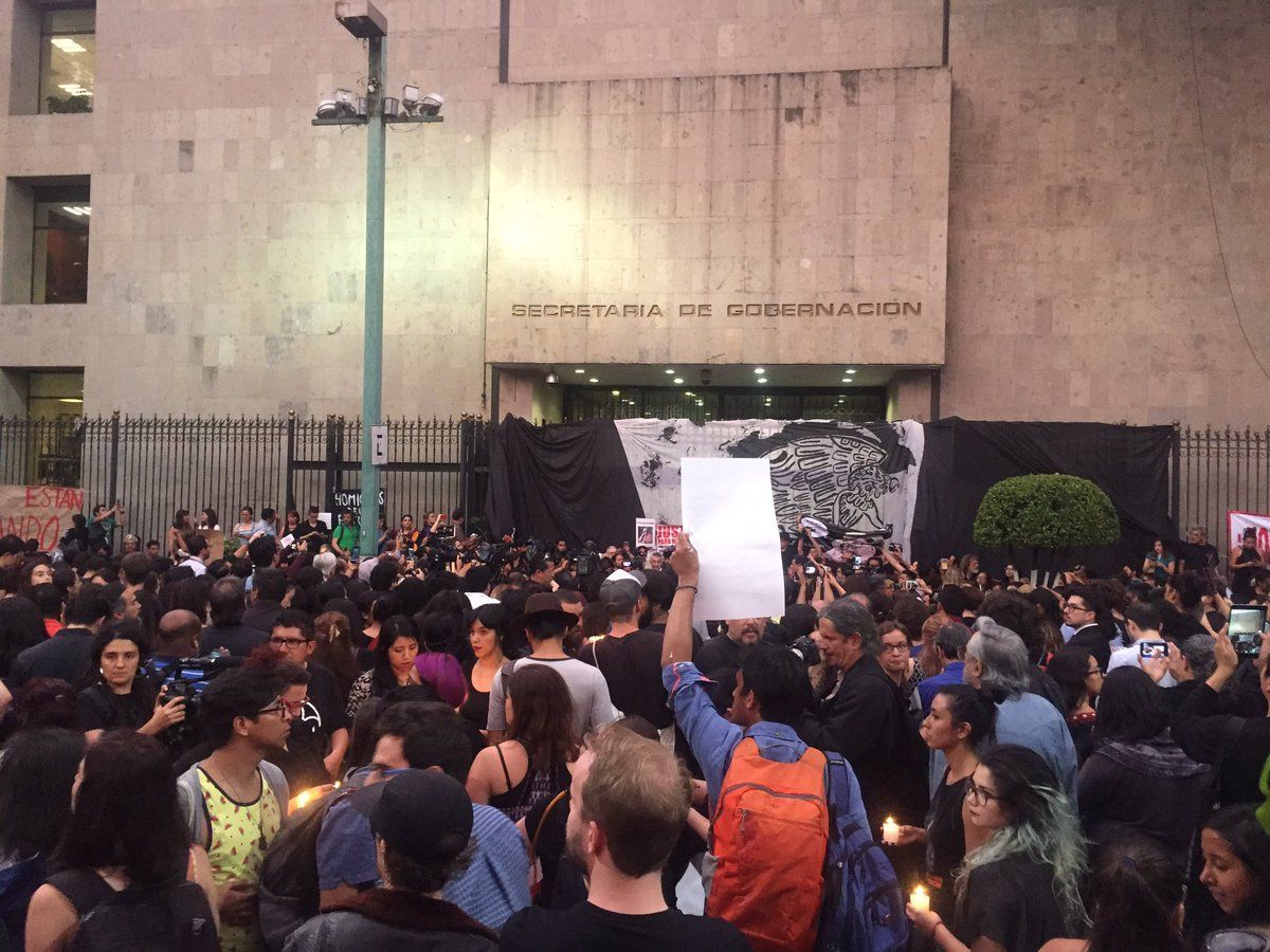Periodistas protestan frente a la Secretaría de Gobernación tras el asesinato de Javier Valdez