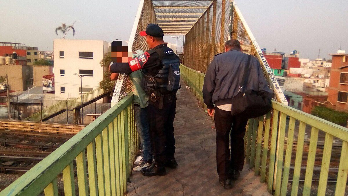 Policía frustra suicidio en paradero Pantitlán