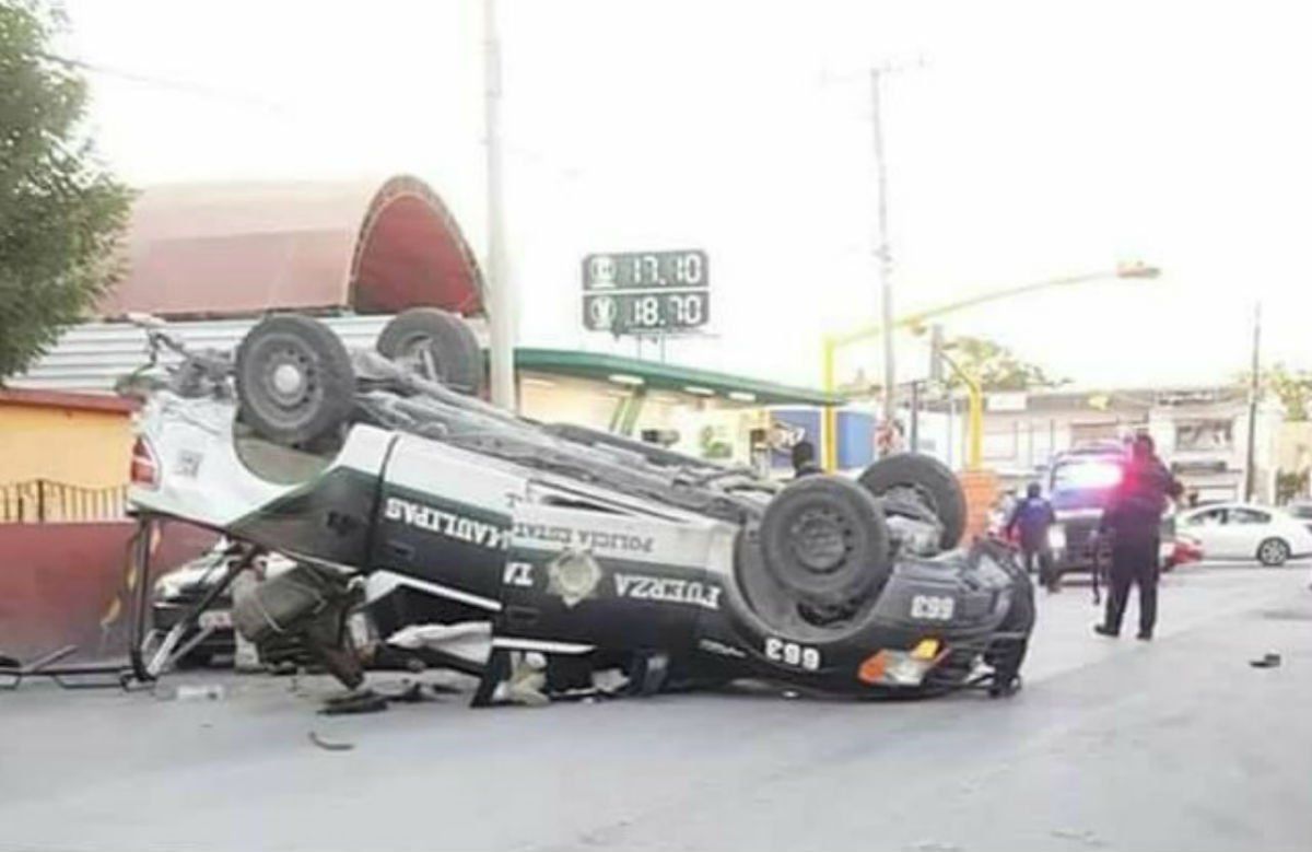 Volcadura de camioneta de la policía deja un muerto en Reynosa