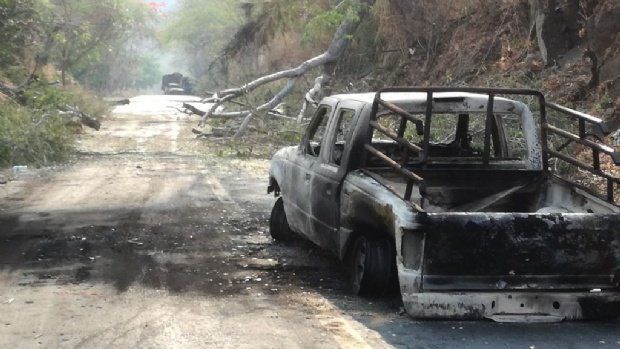 Bloquean carreteras y queman vehículos en Tierra Caliente