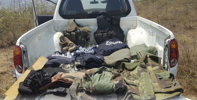 Comando armado secuestra a policía y médicos en Guerrero Comando armado secuestra a policía y médicos en Guerrero