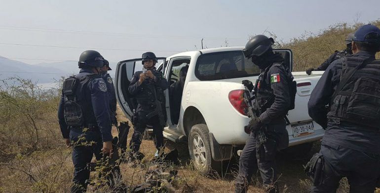 Comando armado secuestra a policía y médicos en Guerrero - tixtla-7