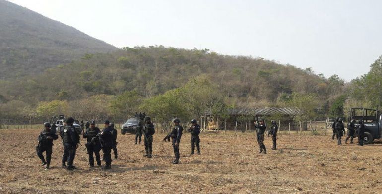 Comando armado secuestra a policía y médicos en Guerrero - tixtla-9