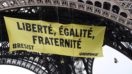 Greenpeace coloca pancarta contra Le Pen en la Torre Eiffel - torre-eiffel-le-pen-2
