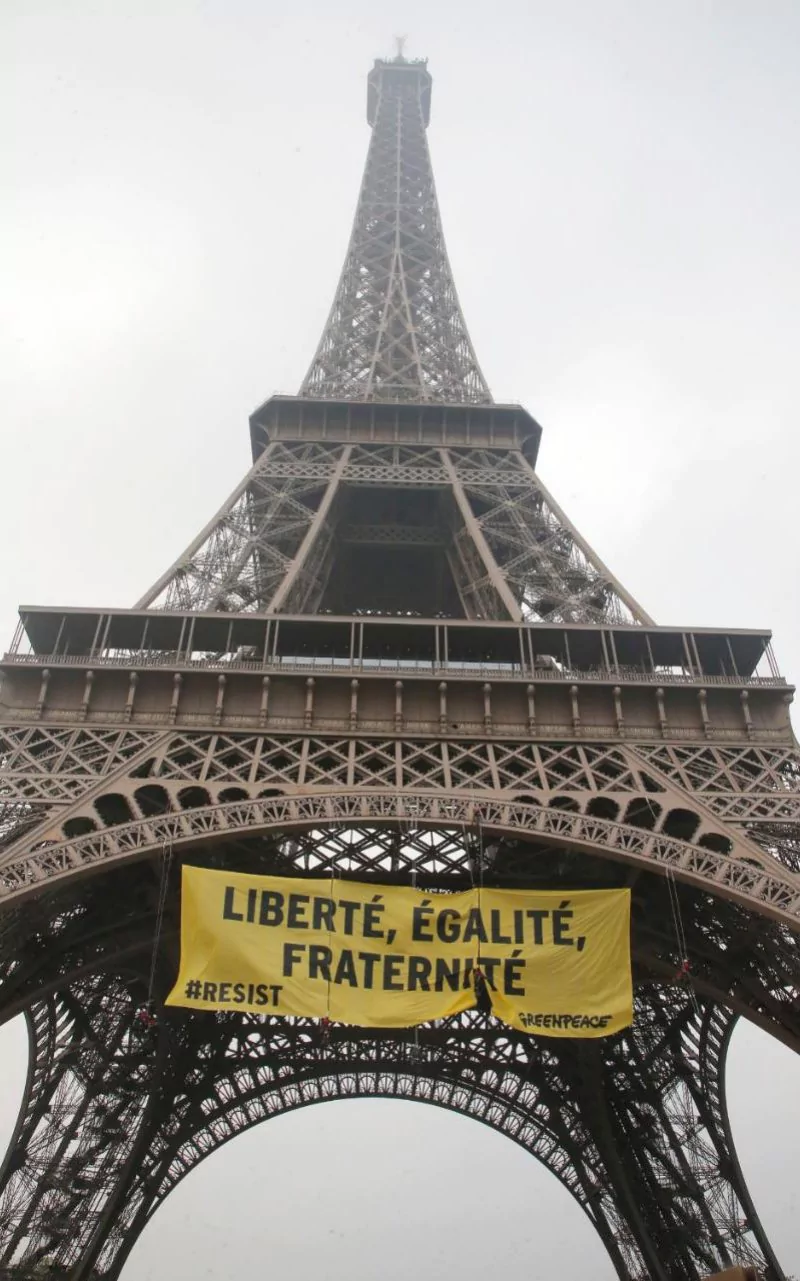 Greenpeace coloca pancarta contra Le Pen en la Torre Eiffel - torre-eiffel-le-pen