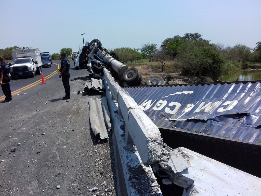 Volcadura de tráiler deja un menor y un adulto heridos en Tamaulipas - trailer-1-1024x768