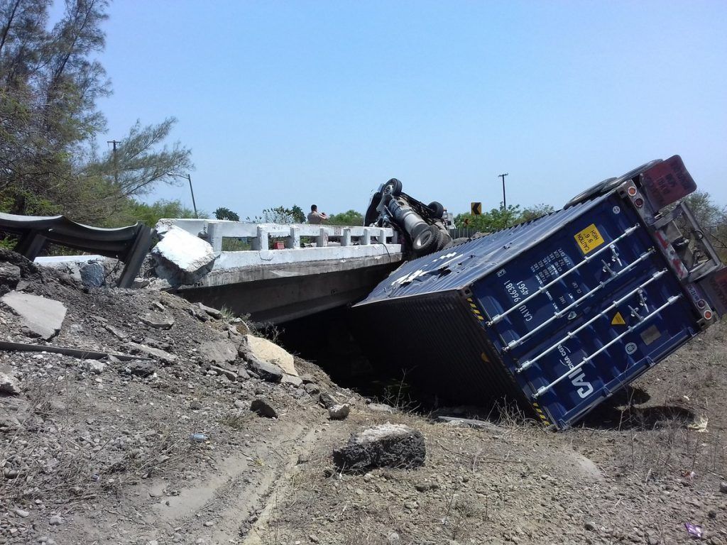 Volcadura de tráiler deja un menor y un adulto heridos en Tamaulipas - trailer-2-1024x768