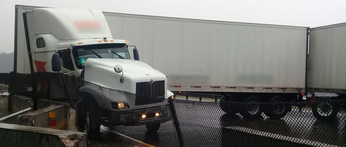 Tráiler se impacta contra barda de contención en autopista México-Querétaro
