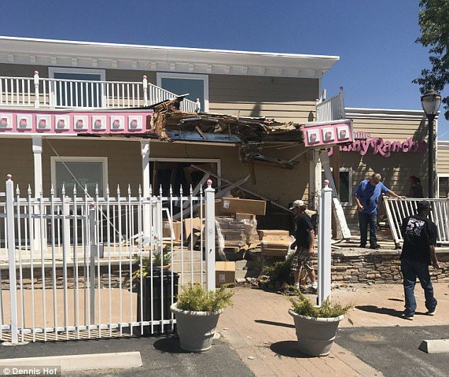 Hombre impacta tráiler contra burdel en Nevada - trailer-bunny-ranch