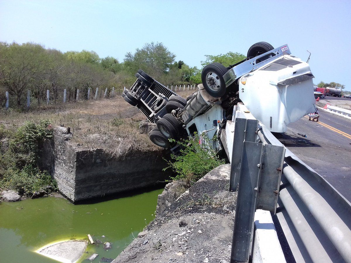 Volcadura de tráiler deja un menor y un adulto heridos en Tamaulipas