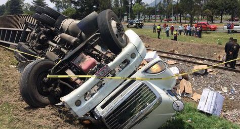 Vuelca tráiler en la Toluca-Palmillas