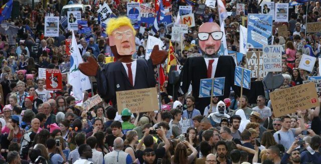 Más de 10 mil manifestantes reciben a Trump en Bélgica