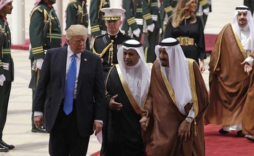 Trump y el rey Salman se reúnen en Arabia Saudita