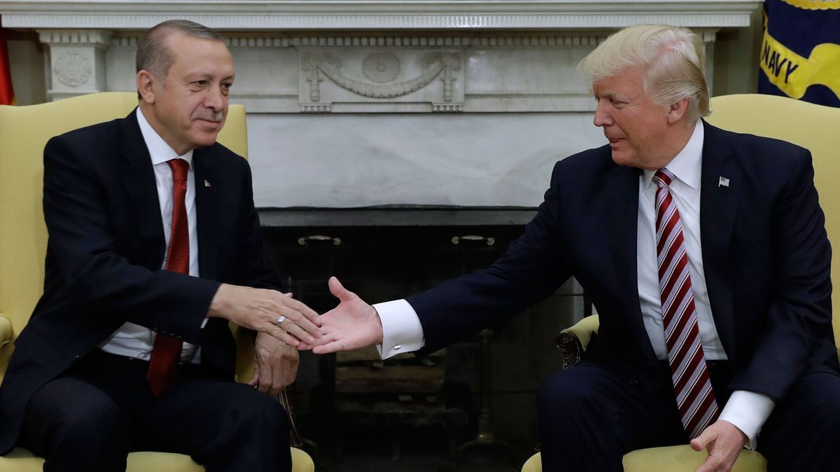 'Relación entre EE.UU. y Turquía será invencible contra el terrorismo': Trump - trump-erdogan-1