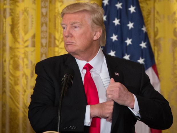 La Casa Blanca analiza medidas contra reporteros con noticias falsas - trump-fake-news-2