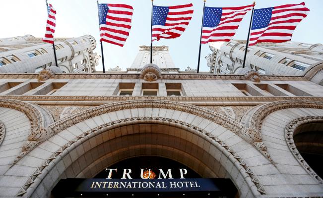 Detienen a hombre armado en hotel de Trump en Washington