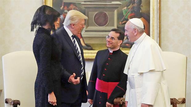 Papa Francisco bromea con Melania y Donald Trump Papa Francisco bromea con Melania y Donald Trump