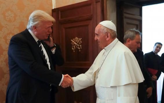 Trump y papa Francisco abordan promoción de paz en el mundo