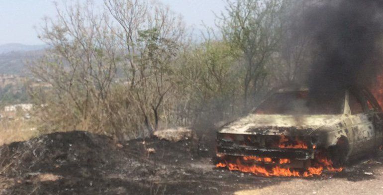 Encuentran auto quemado con cuerpos adentro en Guerrero