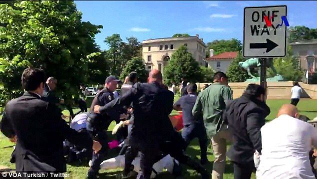Trifulca frente a la casa del embajador de Turquía en EE.UU. deja nueve heridos
