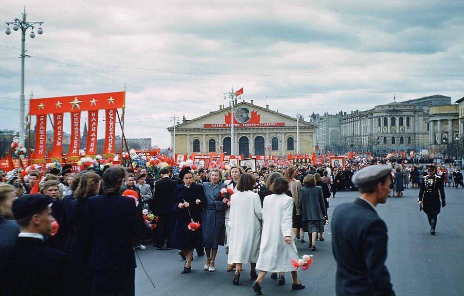 #Imágenes Descubren fotografías a color de la vida cotidiana en la URSS - urss-1-e1494945091604