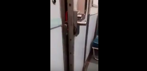Vagón del Metro circula con una puerta abierta
