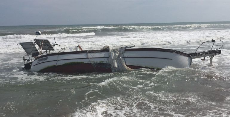 Vuelca velero en Acapulco Diamante