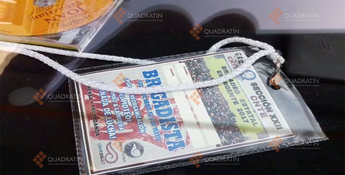 Queman llantas en puerta de primaria en Oaxaca - versa2