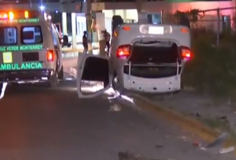 Volcadura de auto en Monterrey deja dos lesionados
