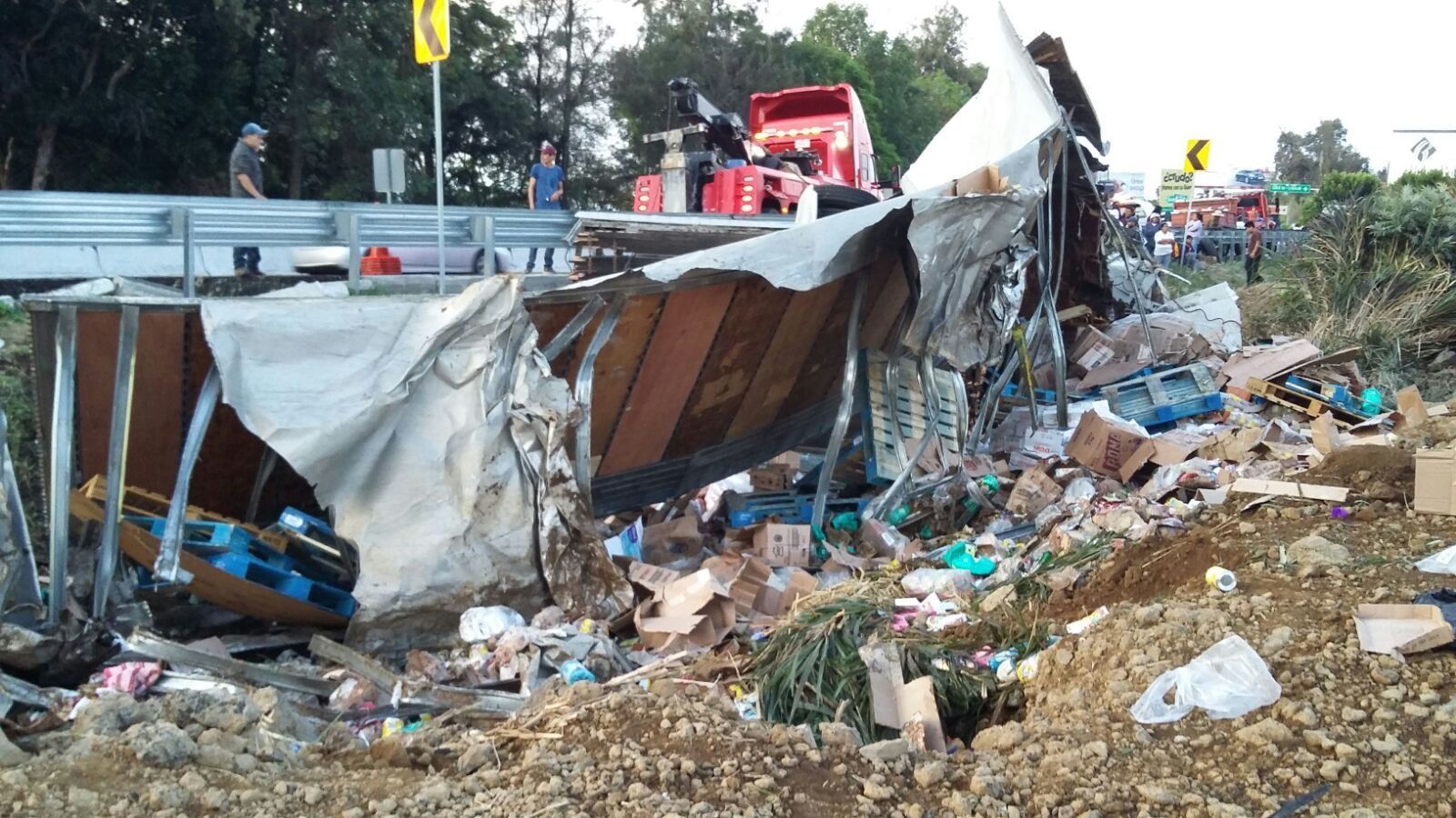 Vuelca tráiler en la autopista México-Cuernavaca