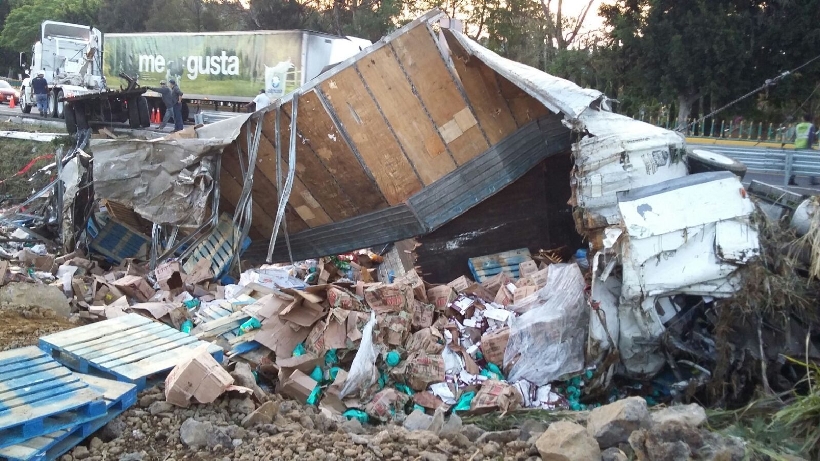 Vuelca tráiler en la autopista México-Cuernavaca - volcadura-méxico-cuernavaca
