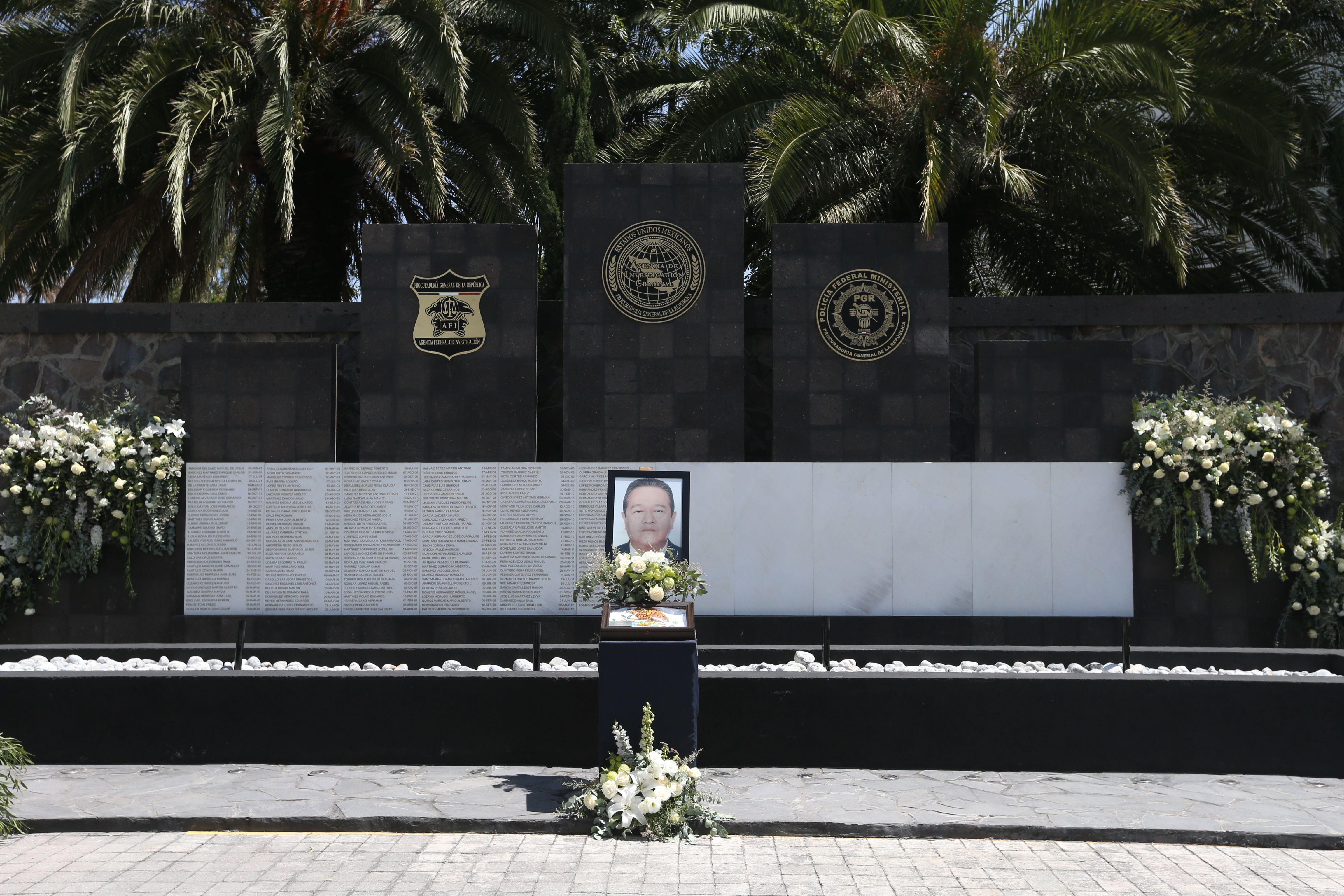 Procurador rinde homenaje luctuoso al agente Enrique Rodríguez - 054O7807