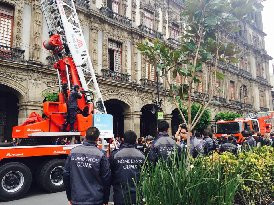 Video: Bomberos presentan escaleras de nueva generación
