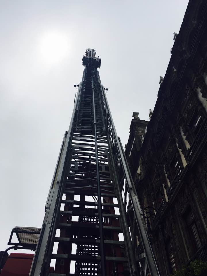 Video: Bomberos presentan escaleras de nueva generación - 19511540_10213462912311084_8606639770067318783_n