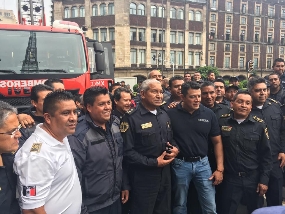 Video: Bomberos presentan escaleras de nueva generación - 19511629_10213464776677692_7578654946234661427_n