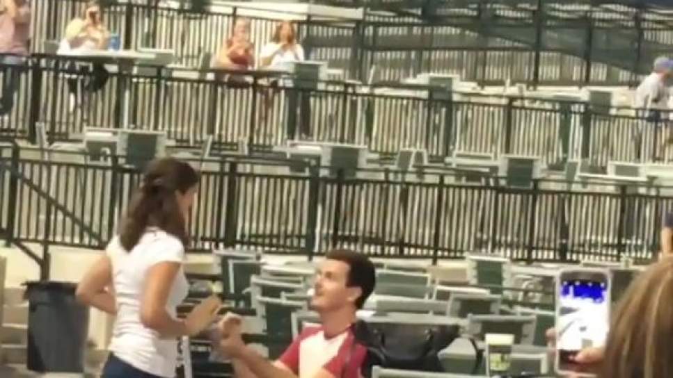 #Viral Novia rechaza pedida de matrimonio en pleno estadio