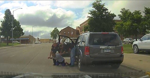 #Video Oficial le da rodillazos a joven y luego lo somete en EE.UU.