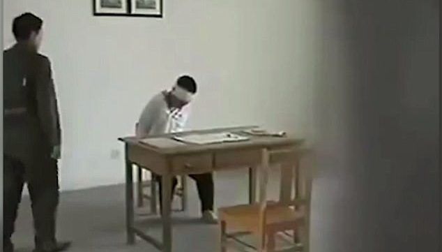 #Video Agente norcoreano tortura a ciudadanos al interrogarlos