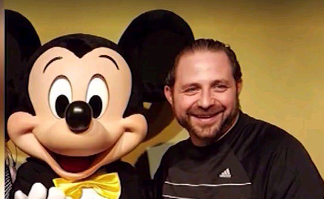 Padre mata a su hijo en Disneylandia tras divorcio Padre mata a su hijo en Disneylandia tras divorcio