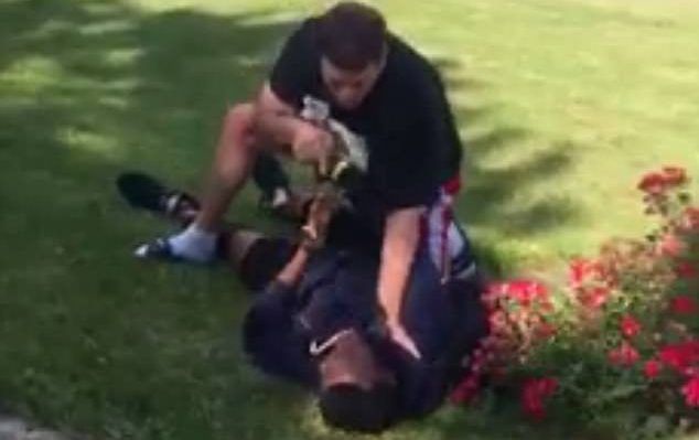 #Video Policía somete a adolescente negro por pisar su jardín
