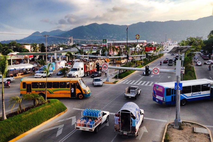 Exdiputado perredista queda atrapado en balacera en Acapulco